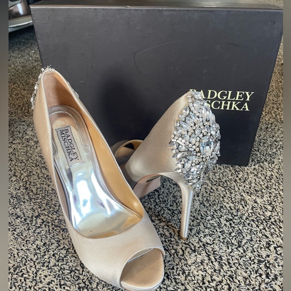 Badgley Mischka Kiara Embellished Peep-toe Pump Silver Ivory